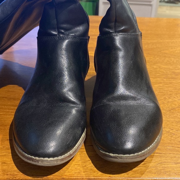 Knee high black pleather boots - Picture 3 of 4